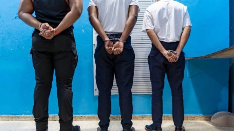 Arrestan dos miembros del  Cesac y uno de la DNCD  por  tráfico en el AILA