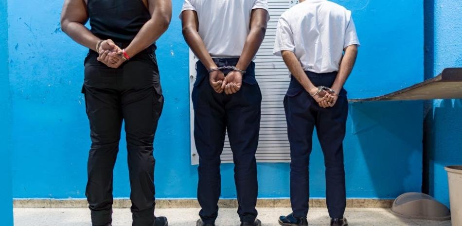 Arrestan dos miembros del  Cesac y uno de la DNCD  por  tráfico en el AILA