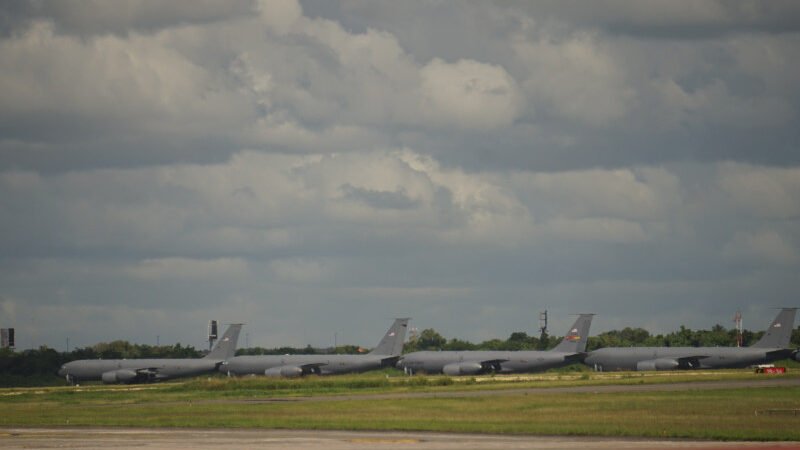 Aviones militares estadounidenses se mantienen en el AILA