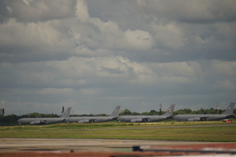 Aviones militares estadounidenses se mantienen en el AILA