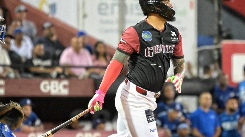 Gigantes se imponen a los Tigres del Licey