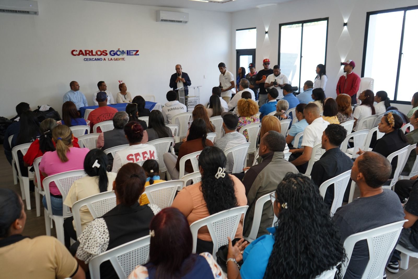 Oficina Senatorial de Espaillat fortalece el espíritu navideño con entrega de aportes a decenas de instituciones