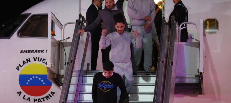 Autorizan reanudación de vuelos de deportados