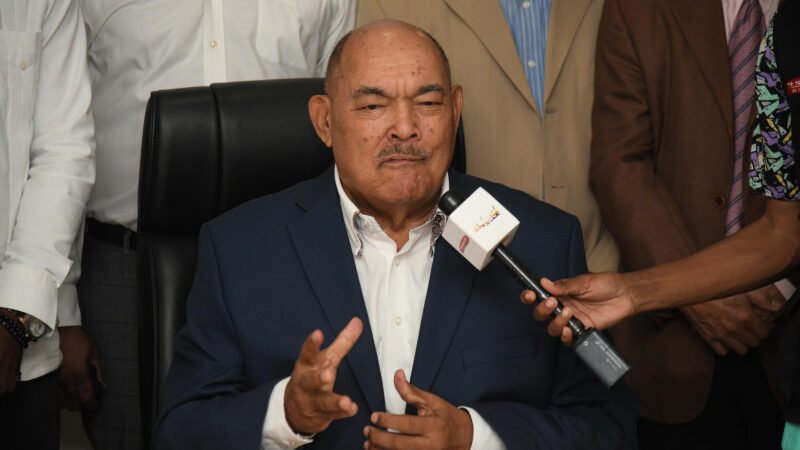 Trasladan a Ramón Alburquerque al centro médico para continuar tratamiento