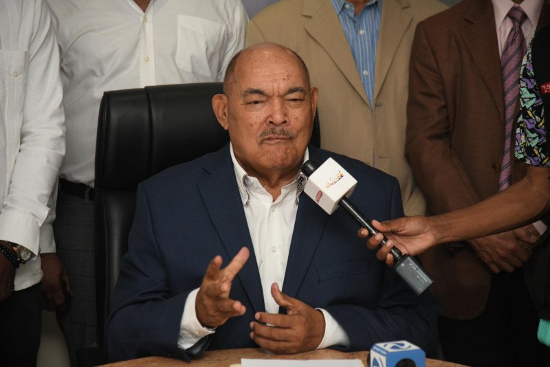 Trasladan a Ramón Alburquerque al centro médico para continuar tratamiento