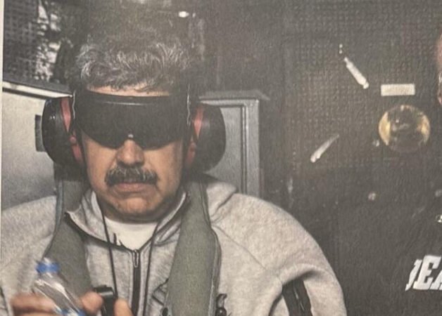 Maduro desciende esposado del avión militar tras aterrizar en Nueva York