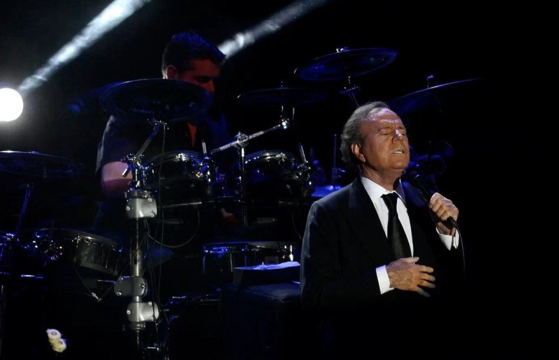 Julio Iglesias prepara su defensa: «Todo se va a aclarar»