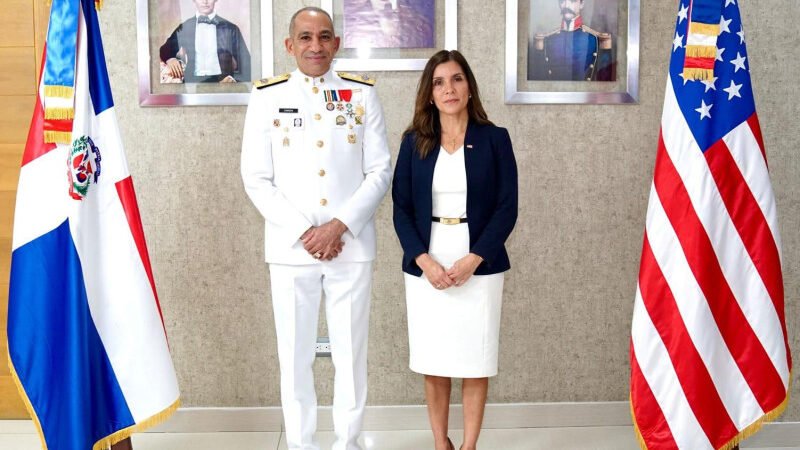 Leah Campos se reúne con director de la DNCD