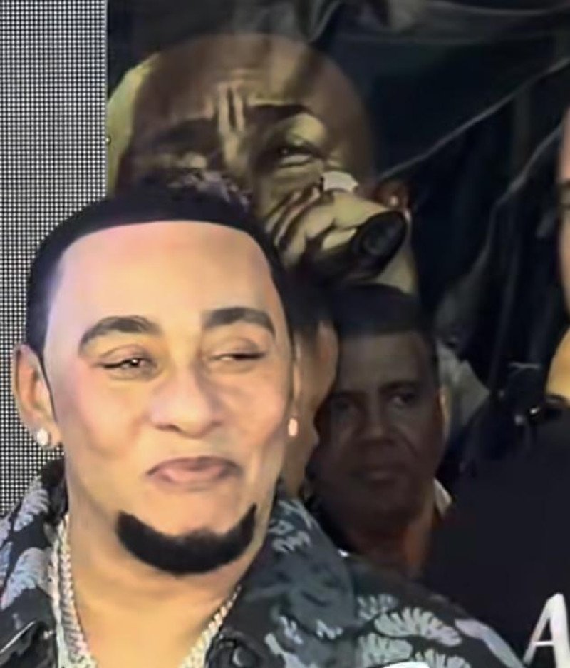 Tras un año alejado de los escenarios reaparece  con físico mejorado