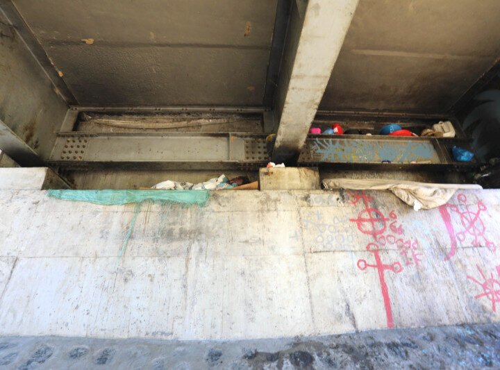 Puente fronterizo convertido en hogar para haitianos