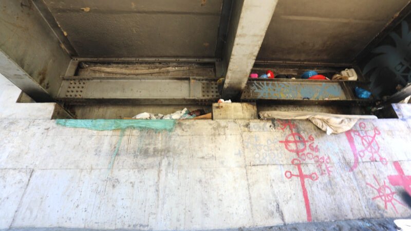 Puente fronterizo convertido en hogar para haitianos