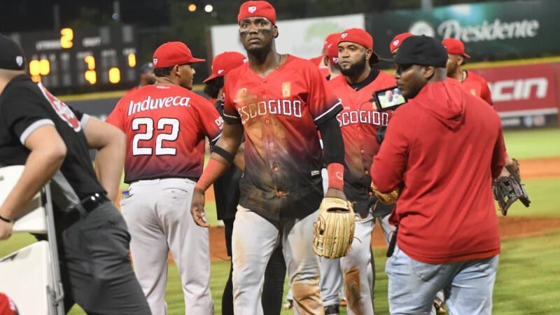Lake y Navarro colocan a los Leones a mitad del camino