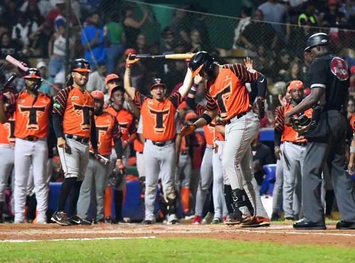 Los Toros reaccionan y vencen 3-2 a los Leones viniendo de atrás