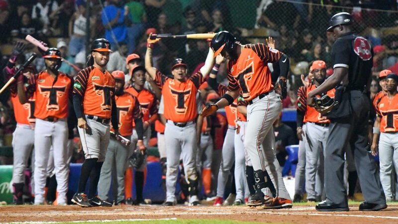 Los Toros reaccionan y vencen 3-2 a los Leones viniendo de atrás