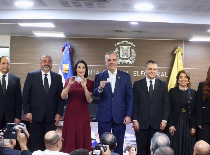 Abinader y Raquel reciben la nueva cédula de identidad