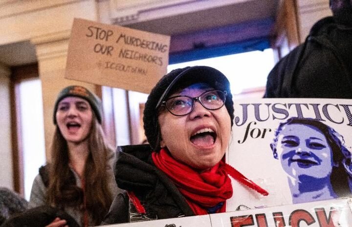 Suspenden a dos agentes de ICE que mataron a balazos a dos personas en Mineápolis