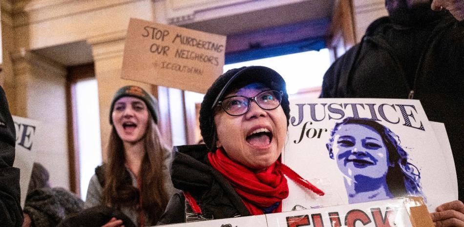 Suspenden a dos agentes de ICE que mataron a balazos a dos personas en Mineápolis