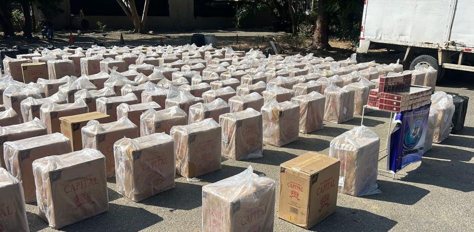 Cuatro personas apresadas y le ocupan 1.6 millones de cigarrillos en operativo en Navarrete, Santiago