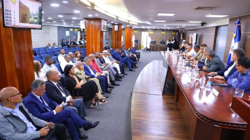 JCE presenta avances del cambio de la nueva cédula a organizaciones políticas