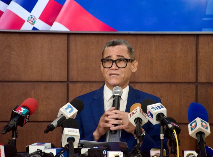 Anuncian aumento de un 8% al salario mínimo