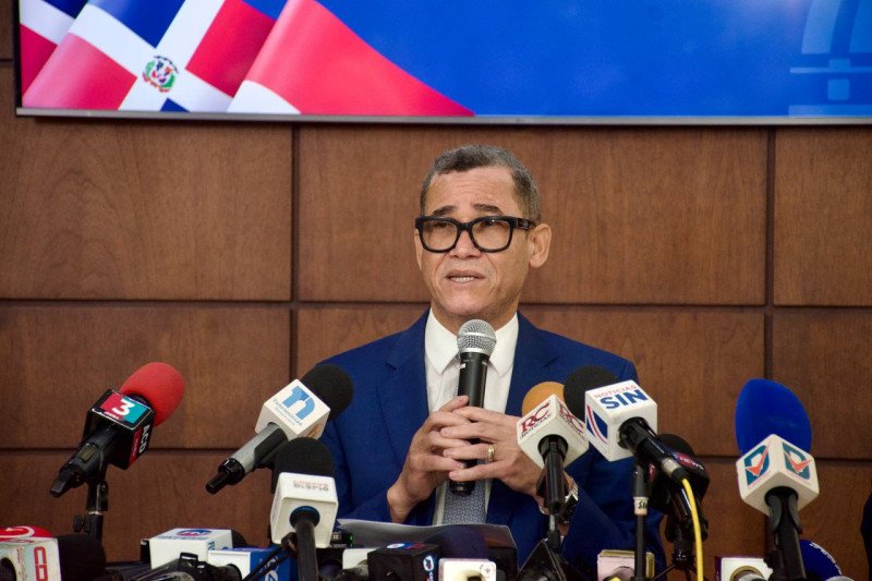 Anuncian aumento de un 8% al salario mínimo