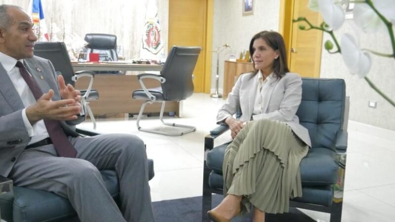 Embajadora de EE.UU. encabeza actividad con el presidente de la DNCD