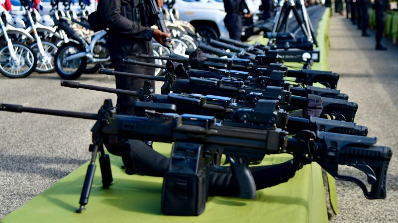 El presidente entrega equipo militar y blindados FURIA a las Fuerzas Armadas