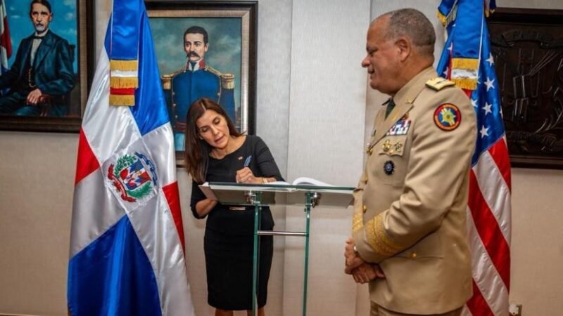 Leah Campos se reúne con ministro de Defensa y hablan de seguridad