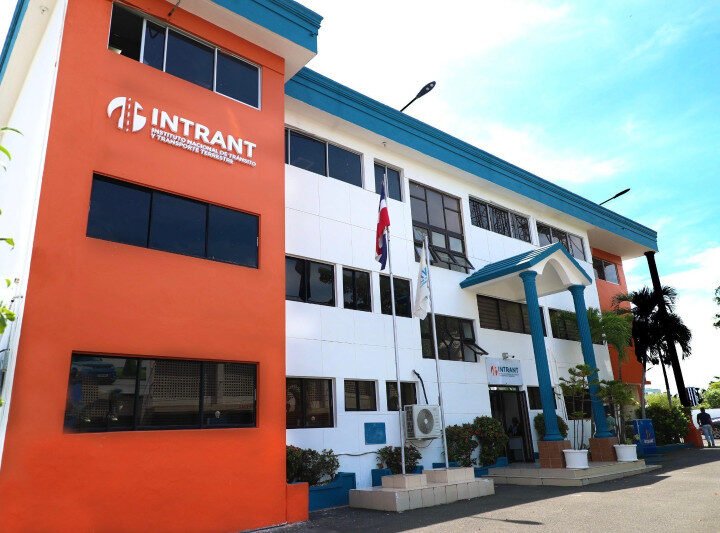 Presidente recibe la nueva licencia de conducir el 26 de febrero