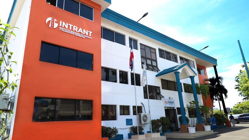 Presidente recibe la nueva licencia de conducir el 26 de febrero