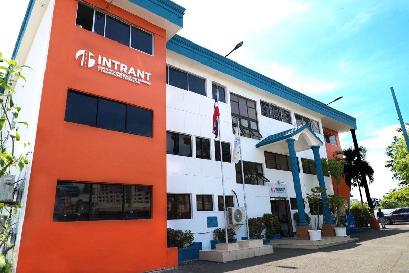 Presidente recibe la nueva licencia de conducir el 26 de febrero