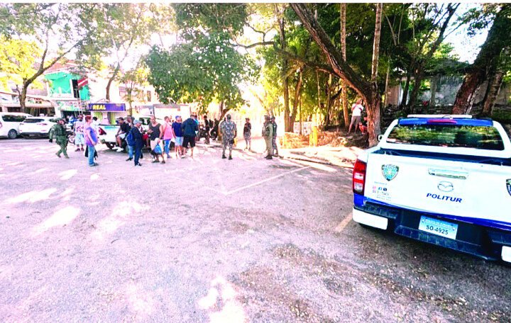 Desmantelan casetas en alrededores de la playa de Sosúa