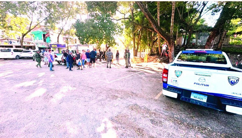 Desmantelan casetas en alrededores de la playa de Sosúa