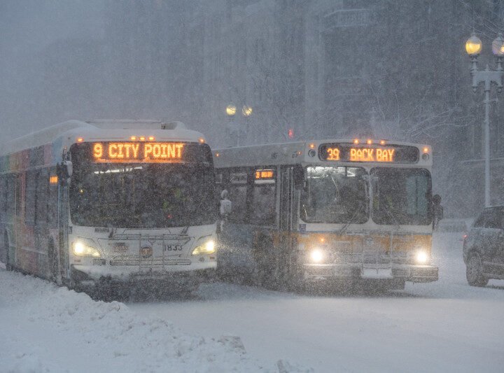 Tormenta invernal pone en toque de queda a Nueva York este lunes