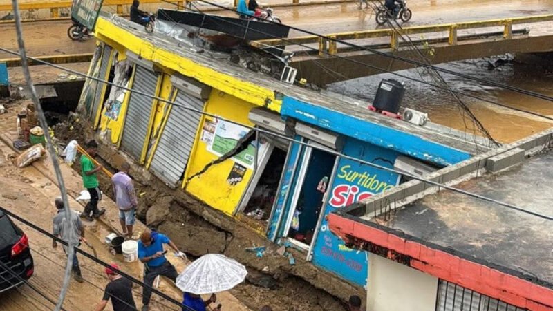 Varios comercios y viviendas en Gaspar Hernández colapsados por lluvias
