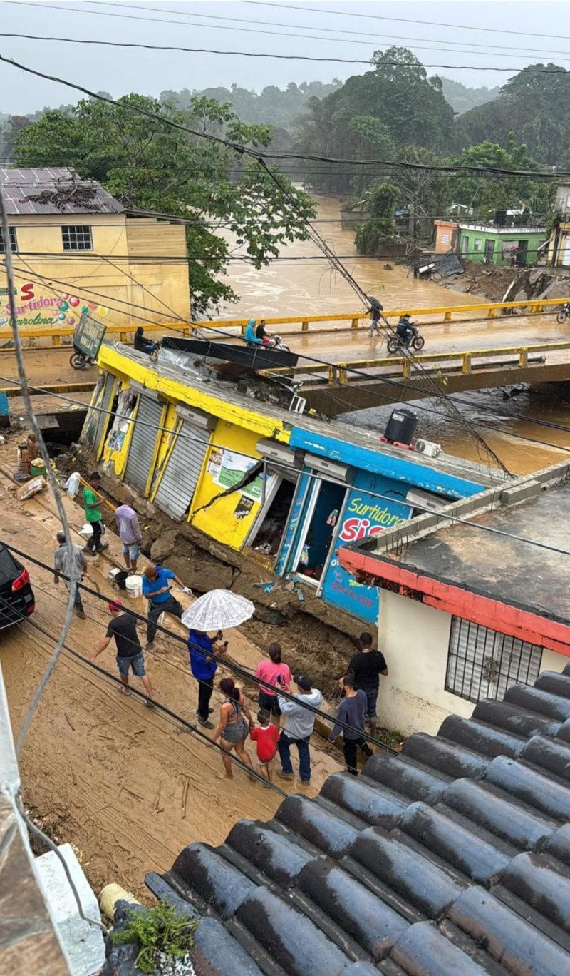 Varios comercios y viviendas en Gaspar Hernández colapsados por lluvias