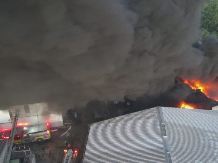 Sistema 911 coordina respuesta ante incendio en fábrica de plástico en Bajos de Haina