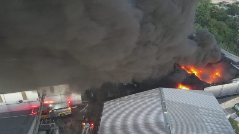 Sistema 911 coordina respuesta ante incendio en fábrica de plástico en Bajos de Haina