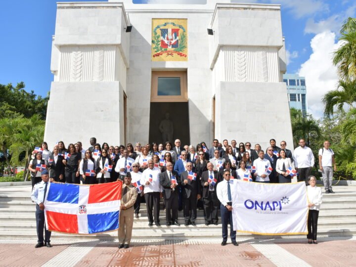 ONAPI rinde homenaje al Altar de la Patria en el Mes de la Patria