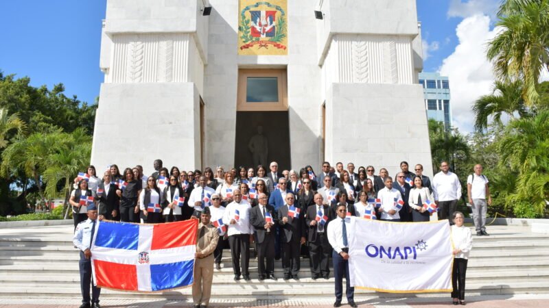 ONAPI rinde homenaje al Altar de la Patria en el Mes de la Patria