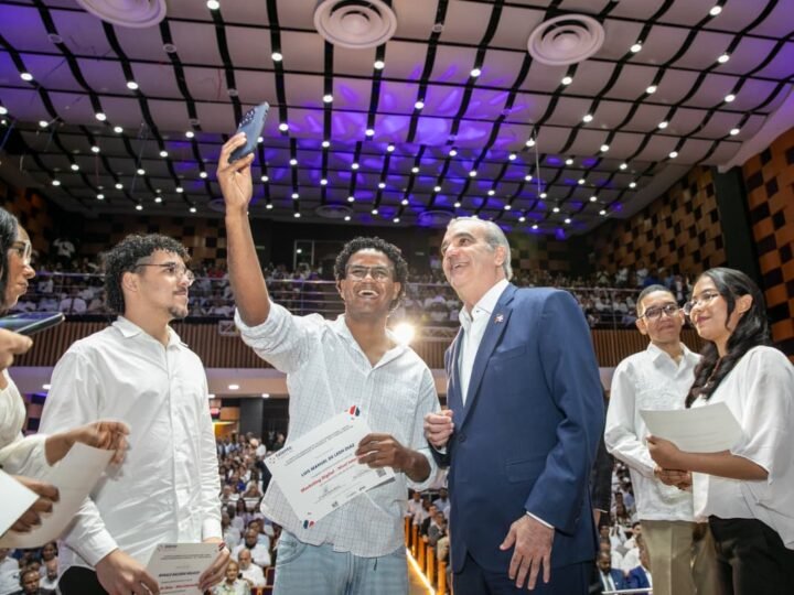 Presidente Abinader encabeza graduación de 5,000 jóvenes del programa Talento Digital