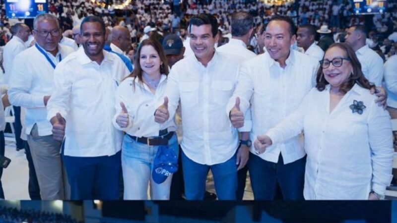 Wellington Arnaud marca presencia en el 11 aniversario del PRM