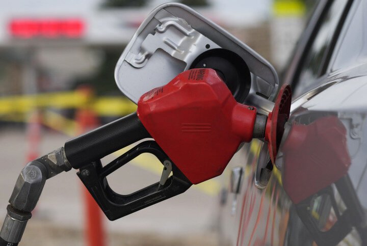 Gasolinas y gasoil premiun y regular suben RD$ 5.00 por galón, informa Industria y Comercio