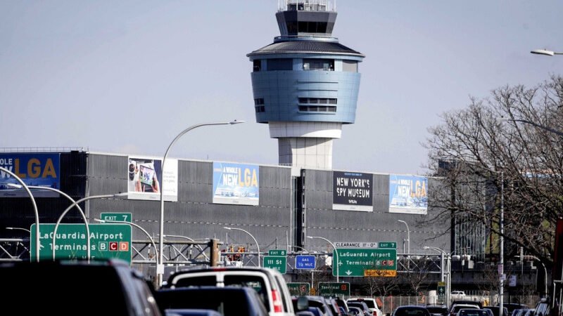 Aeropuerto NY, reabre tras choque mortal entre avión y camión