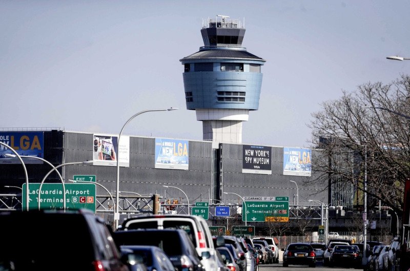 Aeropuerto NY, reabre tras choque mortal entre avión y camión
