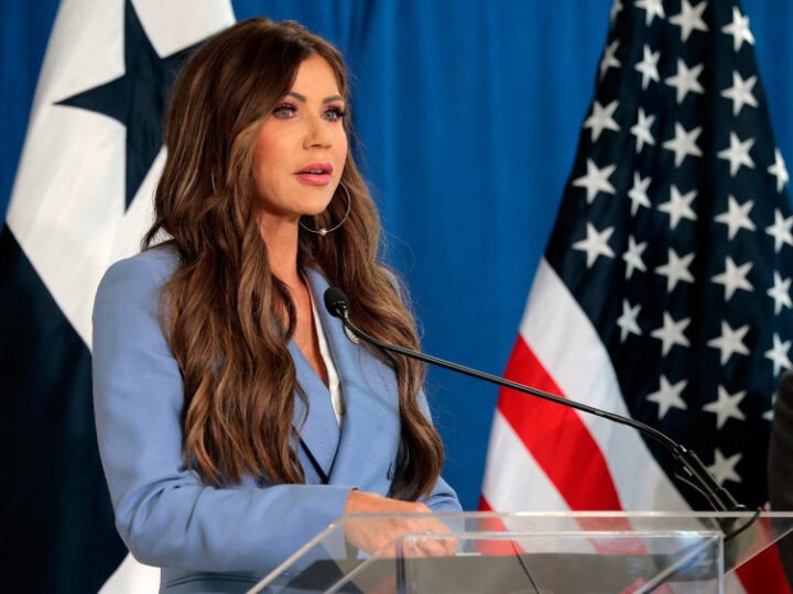 Kristi Noem se reúne con Abinader en Punta Cana