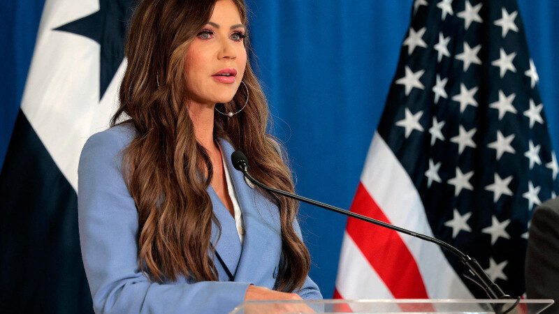 Kristi Noem se reúne con Abinader en Punta Cana