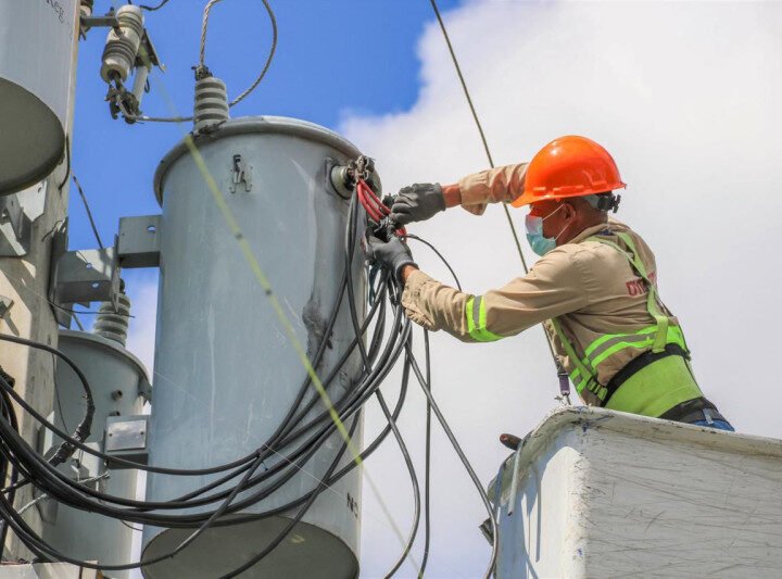 Edeeste dice que ayuntamiento y directora de El Cedro, en Miches, se robaban la energía eléctrica