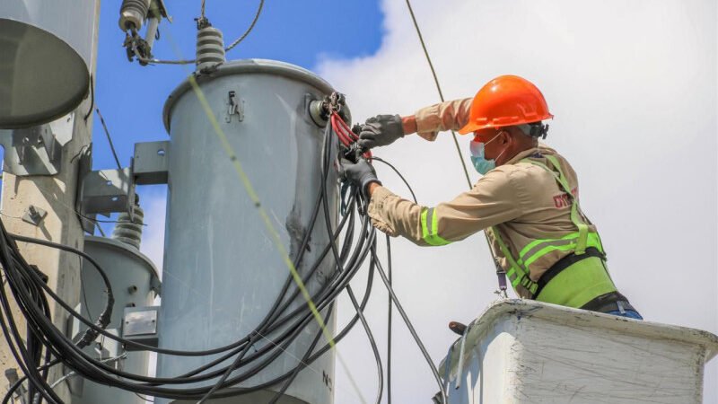 Edeeste dice que ayuntamiento y directora de El Cedro, en Miches, se robaban la energía eléctrica