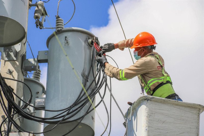 Edeeste dice que ayuntamiento y directora de El Cedro, en Miches, se robaban la energía eléctrica
